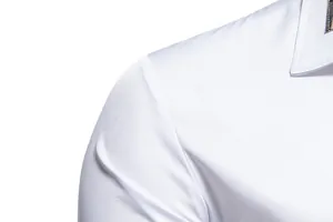 Détail de la couture d'épaule d'une chemise blanche pour homme avec col à carreaux chic