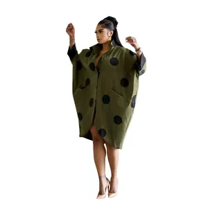 Vue d'ensemble de la robe chemise oversize vert olive avec poignets noirs contrastés.