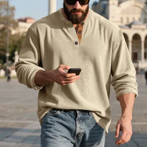 Chemise henley décontractée en velours côtelé beige pour homme, manches longues.