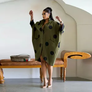Détail de la robe chemise oversize vert olive à gros pois noirs et poches