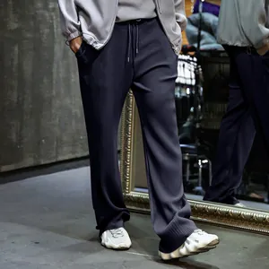 Detalle de los pantalones de pana para hombre con cordón y corte recto y holgado