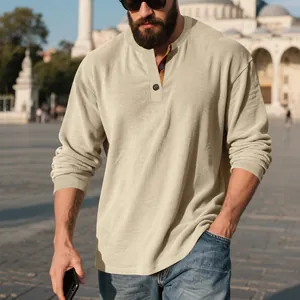 Vue détaillée d'un t-shirt henley à manches longues en velours côtelé kaki moderne.