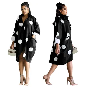 Vue détaillée d'une robe chemise noire oversize à gros pois blancs en deux poses.