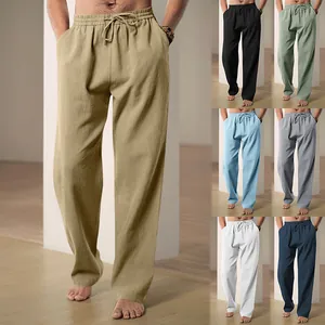 Detailweergave van de minimalistische effen casual herenbroek met rechte pijpen in vele kleuren.
