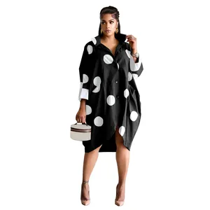 Robe chemise oversize noire à pois avec poches pratiques et manches de longueur 3/4