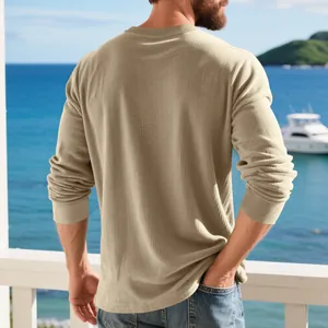 Vue arrière d'un sweat-shirt kaki à manches longues pour homme en maille gaufrée