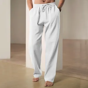 Detailweergave van de witte minimalistische heren vrijetijdsbroek met trekkoord