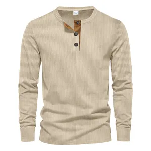 Vue de face d'un t-shirt Henley en velours côtelé pour hommes avec patte de boutonnage