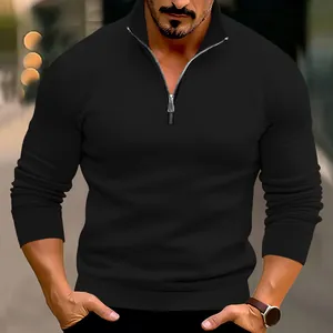 Detailweergave van een zwart heren sweatshirt met lange mouwen en opstaande kraag.