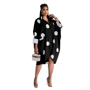 Robe chemise oversize noire à gros pois blancs avec poches pratiques pour un look moderne