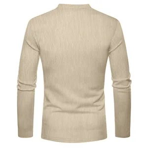 Vue arrière détaillée du sweat-shirt en velours côtelé kaki pour homme avec texture