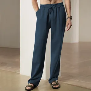 Detailopname van de blauwe casual herenbroek met trekkoord en een comfortabele rechte pasvorm.