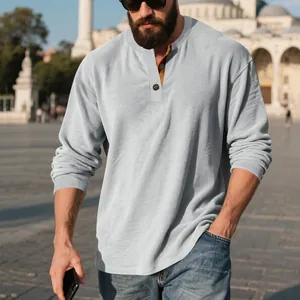 Détail du tissu en velours côtelé gris sur un t-shirt henley à manches longues homme