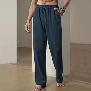 Detailopname van de donkerblauwe casual linnen herenbroek met een verstelbaar koord