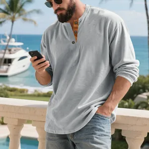 Chemise henley en velours côtelé gris pour hommes, idéale pour l'automne en plein air