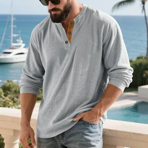 Détail d'un chemisier henley gris clair en velours côtelé pour homme à manches longues