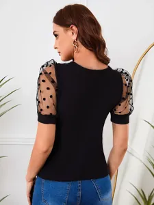 Rückansicht eines schwarzen Slim-Fit-T-Shirts mit Mesh-Polka-Dot-Puffärmeln und Rundhals