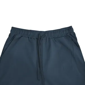 Detailopname van de elastische tailleband en het trekkoord van een casual herenbroek.