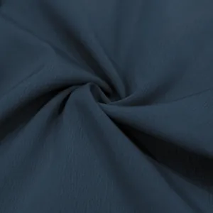 Macro detail van de donkerblauwe ademende stoftextuur voor heren casual rechte broek