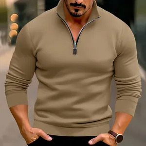 Detailweergave van een kaki herenpoloshirt met lange mouwen en een halve ritskraag.