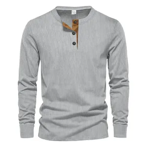 Détail du sweat gris côtelé présentant la patte de boutonnage marron contrastée