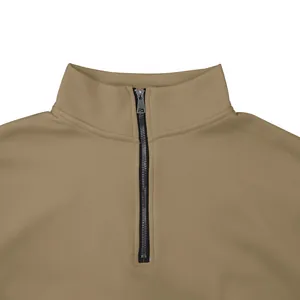 Detail van casual herenshirt met halve rits en opstaande kraag in kaki kleur.