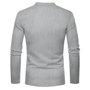 Vue arrière d'un sweat-shirt en velours côtelé gris pour homme avec texture côtelée