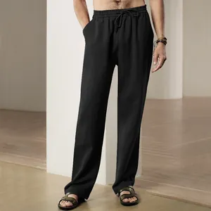 Detail van zwarte minimalistische casual herenbroek met rechte pijpen in een moderne setting