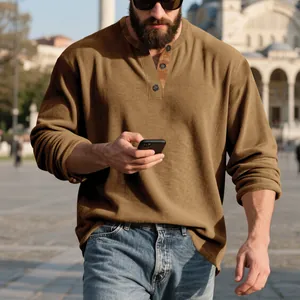 Vue détaillée d'un haut Henley en velours côtelé marron pour homme avec boutons