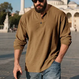Chemise Henley texturée en velours côtelé kaki pour homme au design décontracté.