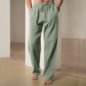 Detailweergave van de saliegroene linnen-look casual herenbroek met trekkoord en rechte pijpen.