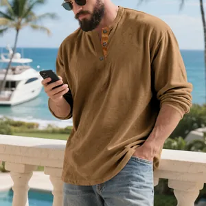Détail d'un sweat-shirt henley à manches longues en velours côtelé pour hommes camel