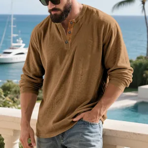 Détail d'un sweat-shirt marron en velours côtelé pour hommes dans un cadre décontracté