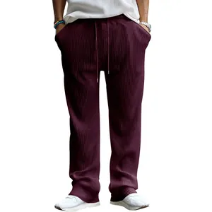 Detalle de los pantalones morados de pana para hombre con un corte recto holgado