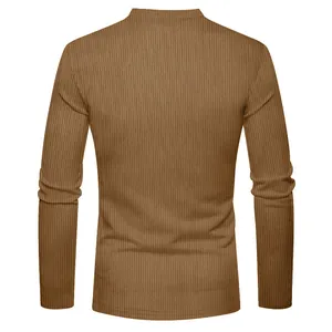 Vue arrière d'un sweat-shirt à manches longues en velours côtelé marron pour hommes