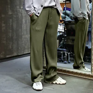 Vista macro de la tela acanalada verde oliva en pantalones anchos para hombre