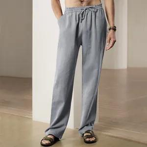Detailweergave van de grijsblauwe heren vrijetijdsbroek met rechte pijpen en koord