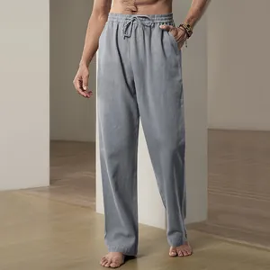 Detailweergave van grijze linnen herenbroek met trekkoord en elastische taille