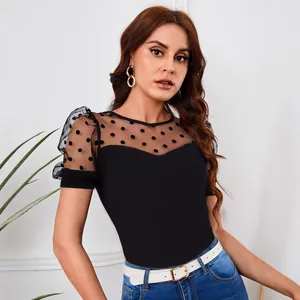 Elegantes schwarzes Damen T-Shirt mit transparenten gepunkteten Netz-Puffärmeln für Sommer