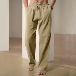 Detail van de beige linnen vrijetijdsbroek voor heren met trekkoord en rechte pijpen
