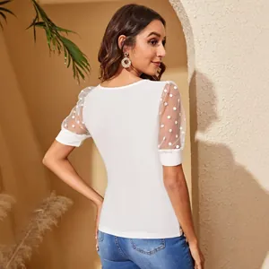 Elegantes weißes Rundhals-T-Shirt mit gepunkteten Puffärmeln aus transparentem Mesh