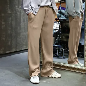 Detalle del pantalón de hombre caqui con textura de canalé y pernera ancha