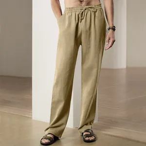 Detailweergave van de khaki vrijetijdsbroek voor heren met trekkoord en rechte pijp.