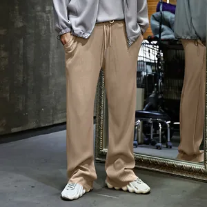 Pantalones caqui de hombre de canalé con pernera ancha, cordón en la cintura y corte holgado