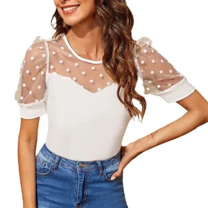 Elegantes weißes Damen-T-Shirt mit Rundhalsausschnitt und gepunkteten Netzärmeln
