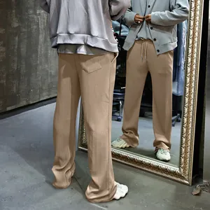 Primer plano de pantalones de pana caqui para hombre con vista frontal y trasera