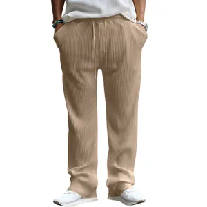 Vista frontal de pantalones anchos de pana caqui para hombre con cordón y cintura elástica