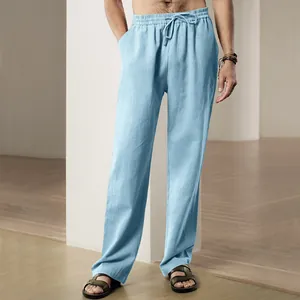 Detail van de lichtblauwe casual herenbroek met trekkoord in de taille van linnen