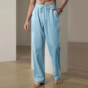Detail van lichtblauwe heren linnen-look rechte broek met elastische taille en trekkoord