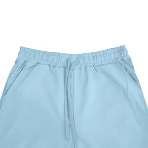 Detail van casual herenbroek met elastische tailleband en trekkoord sluiting